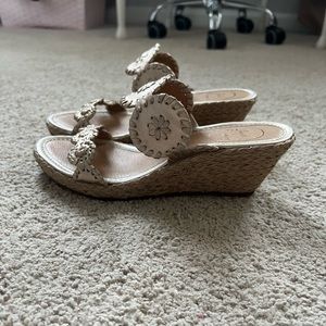 Jack Rogers Women’s Shelby Wedge Sandal in Platinum- Size 6.5M